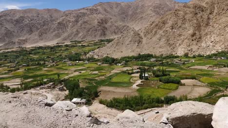 Hermoso-paisaje-con-variedad-de-montañas-en-el-camino-del-lago-Pangong,-Pangong-Tso,-Jammu-y-Cachemira,-Ladakh,-India.