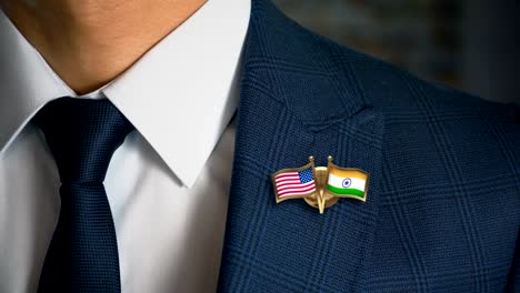 Geschäftsmann-zu-Fuß-in-Richtung-Kamera-mit-Freund-Land-Flaggen-Pin-Vereinigte-Staaten-von-Amerika---India.mov