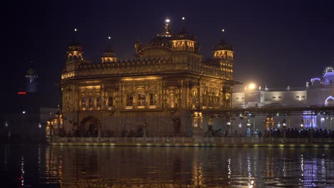 Video-von-Sikh-Pilger-in-den-Goldenen-Tempel-in-der-Abenddämmerung-tagsüber-Feier-im-Dezember-in-Amritsar,-Punjab,-Indien.-Harmandir-Sahib-ist-das-heiligste-Pilgerstätte-für-Sikhs.