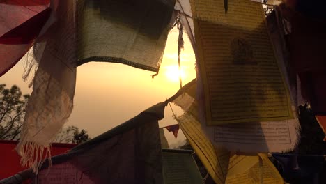 Video-von-einige-Tibetische-Gebetsfahnen-zog-durch-den-Wind-bei-Sonnenuntergang-in-Kathmandu,-Nepal.