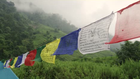 Nepal-s-bunte-Budhist-s-Gebet-Flaglets-vor-der-atemberaubenden-Reisterrassen