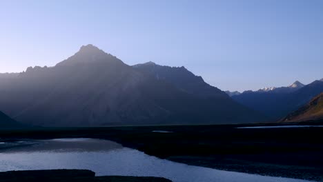 Naturaleza-y-del-paisaje-del-atardecer-crepúsculo-de-carretera-del-Valle-de-Zanskar-en-agosto-en-el-Himalaya-Ladakh,-Leh,-India.