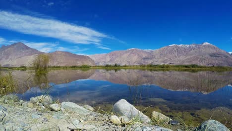 Río-de-Shyok-de-lapso-de-tiempo-en-el-valle-de-Nubra,-Leh-Ladakh---India