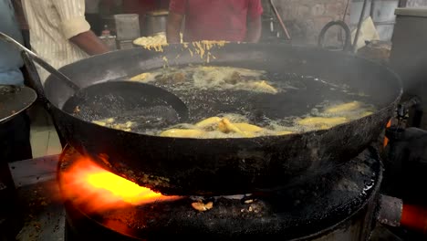 Algunas-personas-están-cocinando-el-Bhajji-frío,-es-una-profunda-frito-pimientos-deliciosa-comida-de-la-calle-famosa-en-la-India.