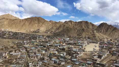 Licht,-Schatten,-Wolke,-Berge-und-Menschen-Aktivität-im-Leh-Ladakh-City,-Ladakh,-Indien