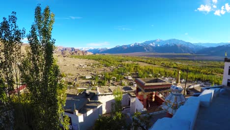 Aerial-Landschaft-rund-um-Thikse-Kloster,-Leh-Ladakh,-Indien