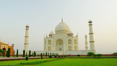 Taj-Mahal-bei-Sonnenaufgang