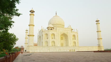 Taj-Mahal-bei-Sonnenaufgang