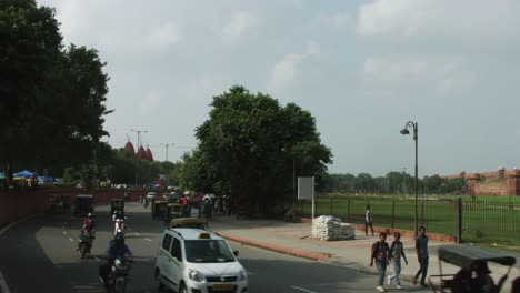 Time-lapse-shot-of-traffic-on-road-outside-Red-Fort,-Delhi,-India