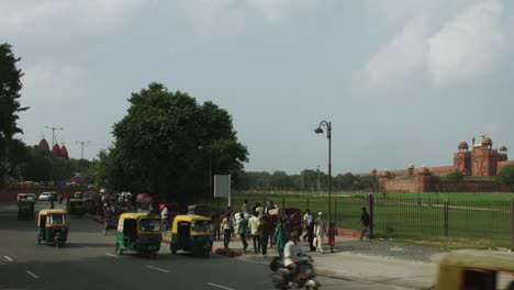 Cerrado-on-shot-de-tráfico-en-calle-fuera-Fuerte-Rojo,-Delhi,-India