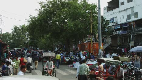 Lapso-de-tiempo-de-disparo-de-tráfico-en-calle-de-la-ciudad,-Delhi,-India