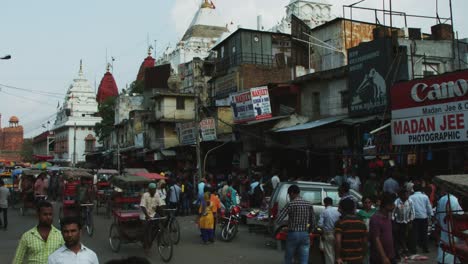 Lapso-de-tiempo-de-disparo-de-tráfico-en-calle-de-la-ciudad,-Delhi,-India