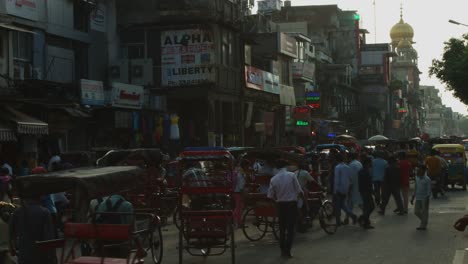 Lapso-de-tiempo-de-disparo-de-tráfico-en-calle-de-la-ciudad,-Delhi,-India