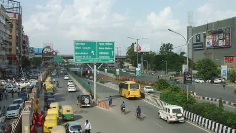 Time-lapse-shot-of-traffic-on-road-in-a-city,-Delhi,-India