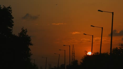 Ruht-auf-Aufnahme-von-street-lights-at-sunset,-Delhi,-Indien