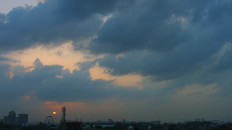 Lapso-de-tiempo-de-disparo-de-la-ciudad-en-puesta-de-sol,-Delhi,-India