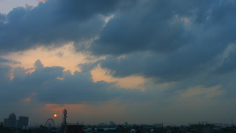 Time-lapse-shot-of-cityscape-at-sunrise,-Delhi,-India