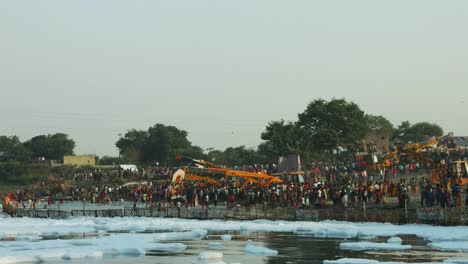 Zoom-In-Schuss-von-Menschen-am-Flussufer,-dem-Yamuna-River,-Delhi,-Indien