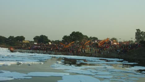 Lapso-de-tiempo-de-disparo-de-personas-a-la-ribera.-río-Yamuna,-Delhi,-India