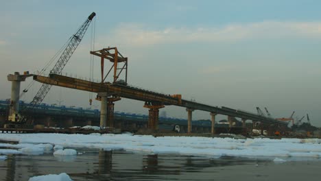 Zeitraffer-Aufnahme-von-einer-Brücke-im-Bau