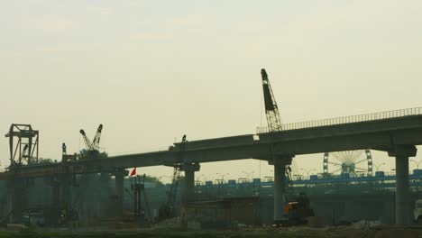 Zeitraffer-Aufnahme-von-einer-Brücke-im-Bau