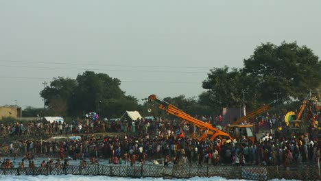 Lapso-de-tiempo-de-disparo-de-personas-a-la-ribera.-río-Yamuna,-Delhi,-India