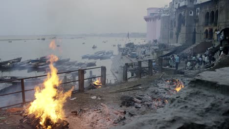 Cremacion-fuego-en-un-Ghat-por-Ganges.