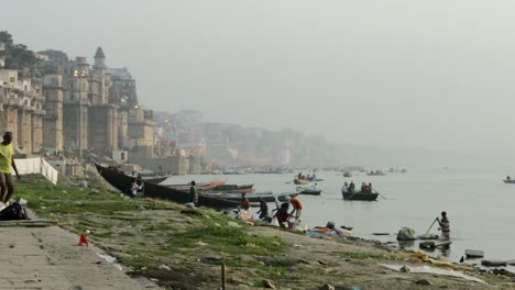 Por-la-mañana-en-el-río-Ganges.