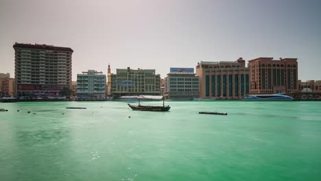 sonnigen-Tag-Deira-Dubai-City-Wasser-Boot-Parkplatz-4-k-Zeit-verfallen-Vereinigte-Arabische-Emirate