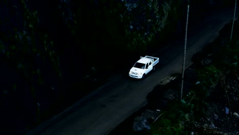 Coche-ir-cerca-del-mar-a-lo-largo-de-laderas-de-las-montañas.-Toma-aérea-de-Madeira.