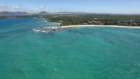 Escena-de-la-línea-costera-de-Mauricio,-vista-aérea