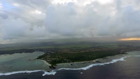 Luftaufnahme-von-Mauritius-mit-tief-hängenden-Wolken-und-blauen-Lagunen