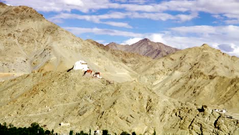 Wolken-über-laufen-die-Tsemos-Maitreya-Tempel-in-Leh,-Indien.