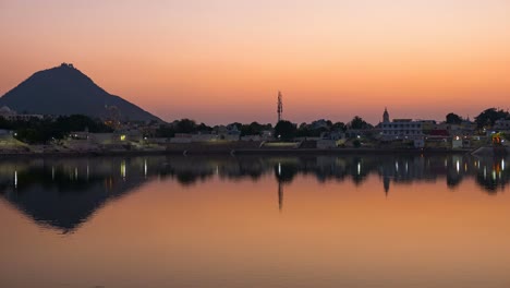 Anochecer-al-lapso-de-tiempo-de-la-noche-en-Pushkar,-Rajasthan,-India