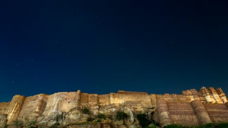 Lapso-de-tiempo-del-cielo-estrellado-por-encima-de-fuerte-de-Jodhpur,-Rajasthán,-la-India.