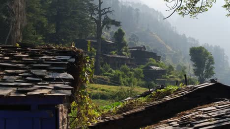 Techos-del-antiguo-pueblo-en-el-Himalaya