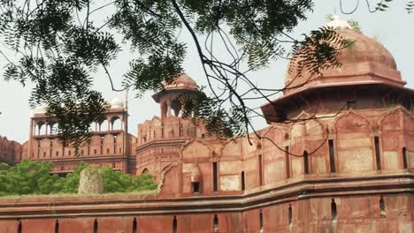 Das-Rote-Fort-Lal-Qila,-eines-historischen-Forts-in-der-Stadt-von-Delhi,-Indien.-UNESCO-World-Heritage-Site.