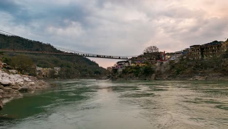 Lapso-de-tiempo-en-Rishikesh,-India.