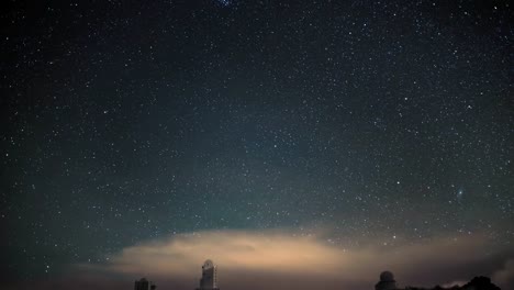 echte-Starfall-Nachthimmel-über-der-Sternwarte