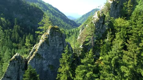 Georgien.-Fliegen-über-berglandschaft