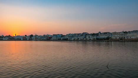 Puesta-de-sol-en-el-lapso-de-tiempo-de-Crepúsculo-en-Pushkar,-Rajasthan,-India