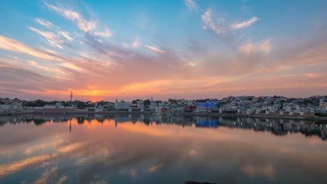 Puesta-de-sol-en-el-lapso-de-tiempo-de-Crepúsculo-en-Pushkar,-Rajasthan,-India