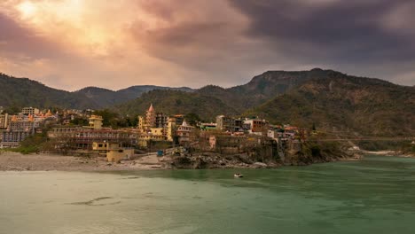 Time-lapse-at-Rishikesh,-holy-town-and-travel-destination-in-India.