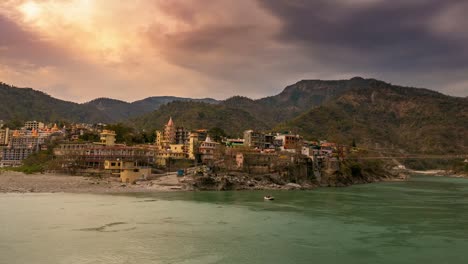 Lapso-de-tiempo-en-Rishikesh,-ciudad-santa-y-destino-de-viaje-en-la-India.