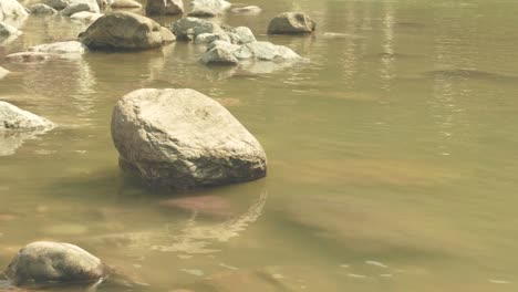 Der-Ganges-fließt-ruhig-bei-Rishikesh,-Indien