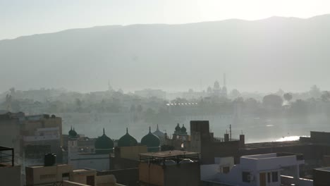 Niebla-matutina-en-Pushkar,-Rajastán,-India