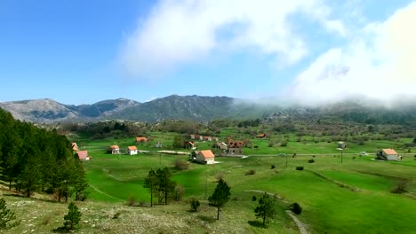 La-casa-y-el-pueblo-en-las-montañas.-La-aldea-Njegusi