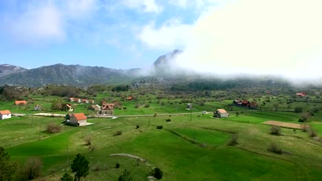 La-casa-y-el-pueblo-en-las-montañas.-La-aldea-Njegusi