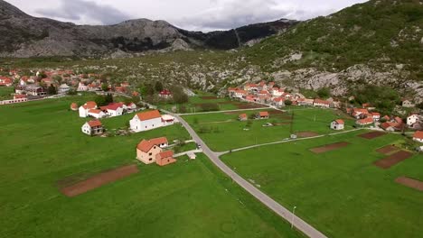 La-casa-y-el-pueblo-en-las-montañas.-La-aldea-Njegusi