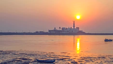 timelapse-de-un-disparo-de-la-puesta-de-sol-contra-Haji-ali-Dargah-(Mezquita)-Worli-situado-en-la-pequeña-isla-en-el-mar-Arábigo,-Mumbai,-India